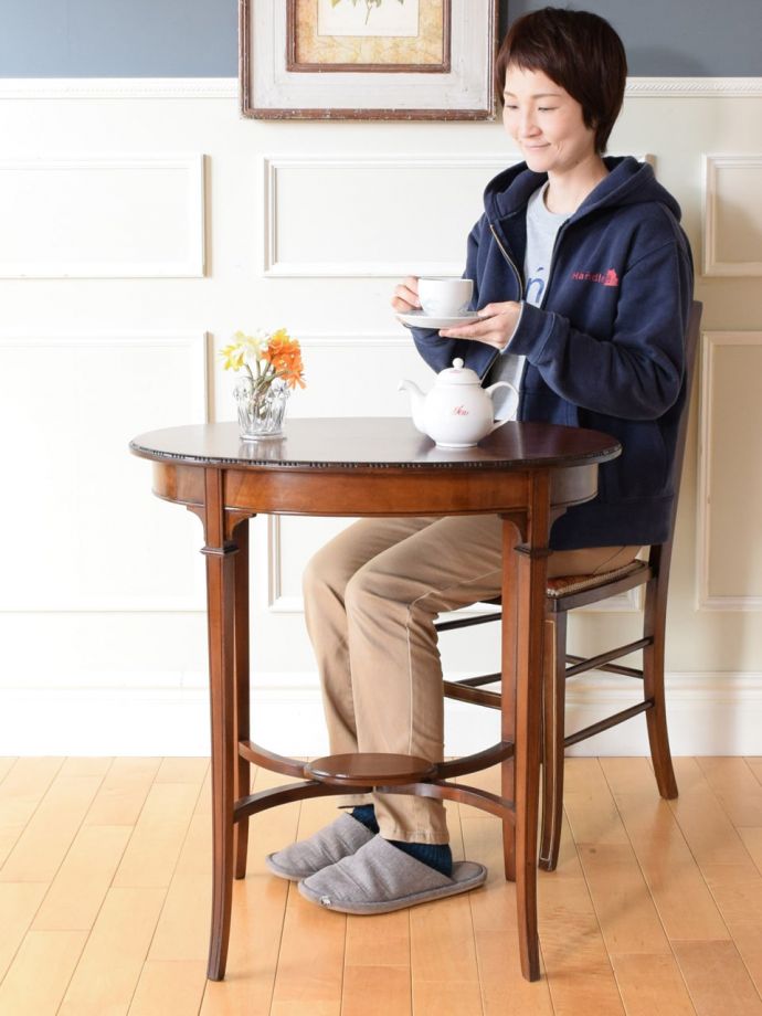 アンティークのオケージョナルテーブル