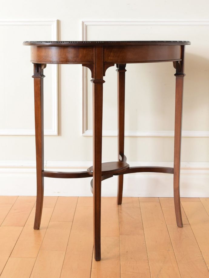 オケージョナルテーブルの後ろ姿