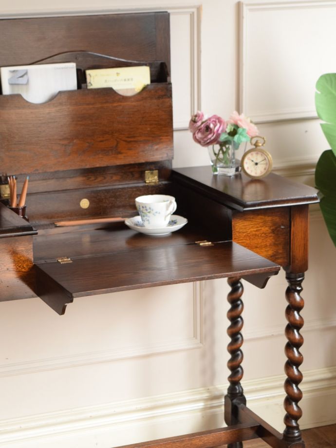 アンティーク家具らしさが漂うデスク