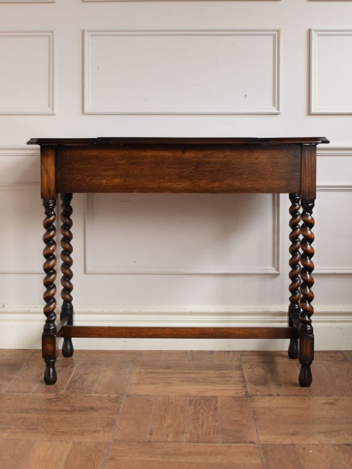 アンティークデスクの後ろ姿