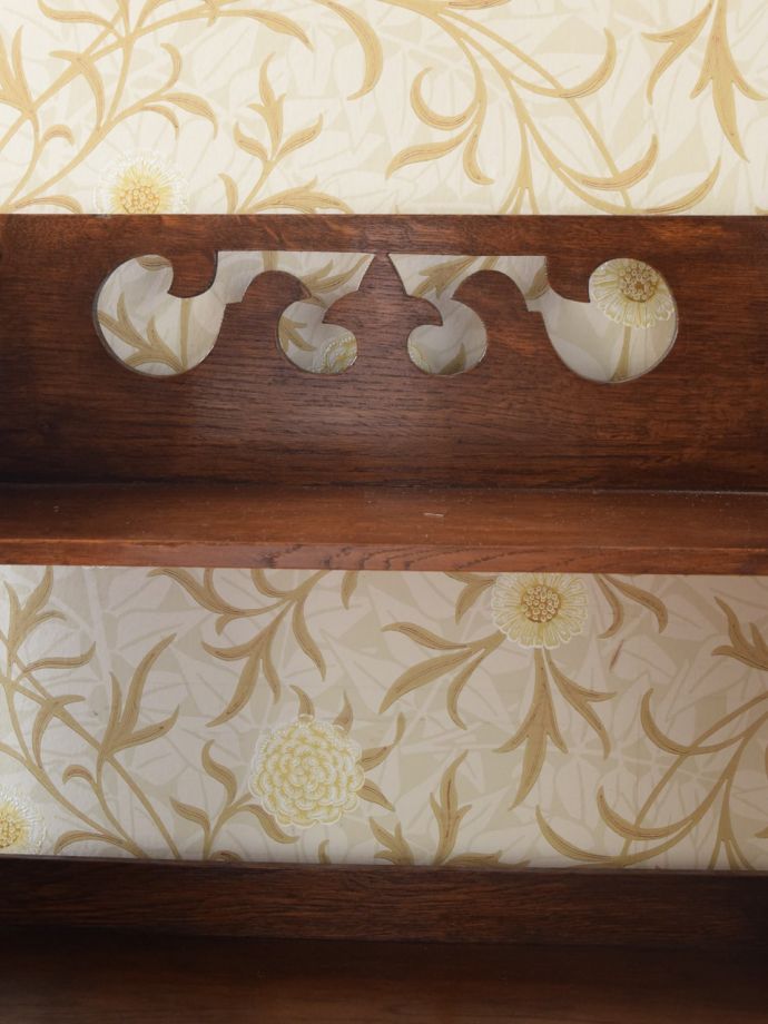 英国アンティーク家具らしい装飾