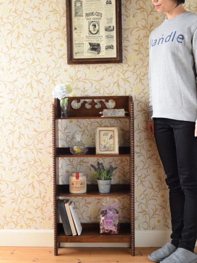 アンティークのオープンシェルフ