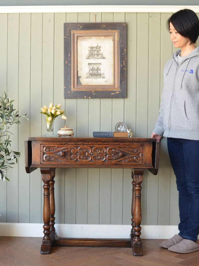 アンティークの伸長式テーブル