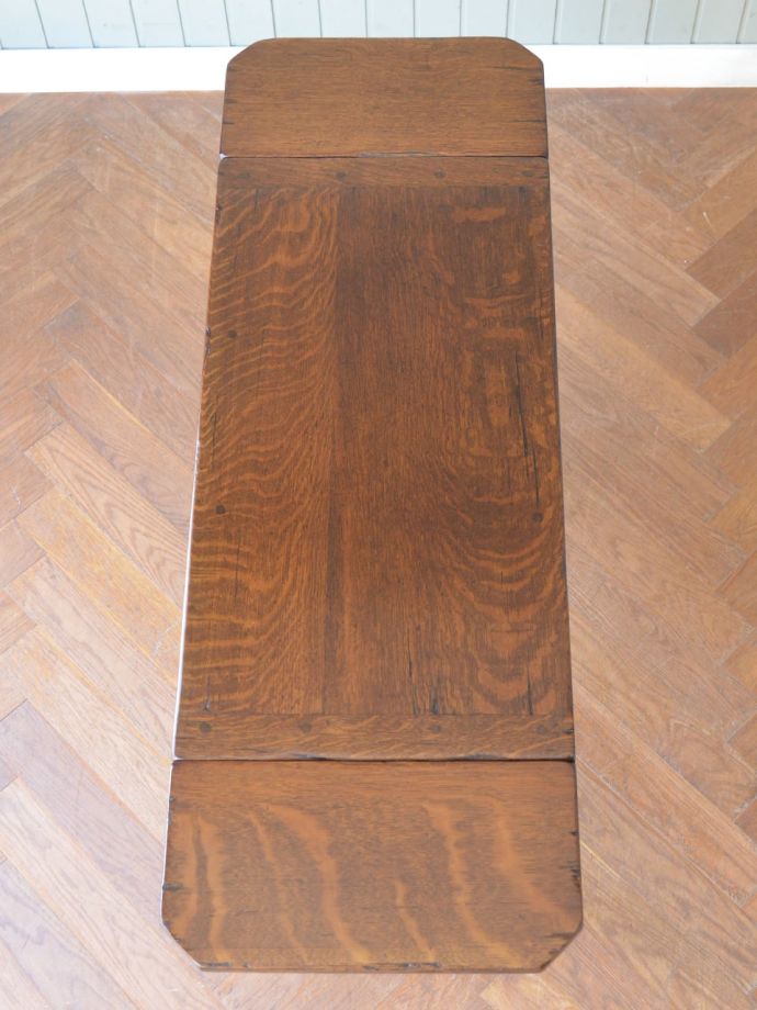 天板を広げた折り畳みテーブル