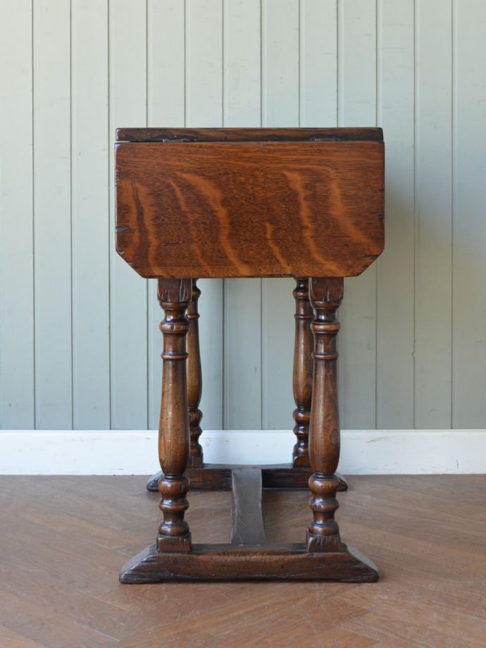 折り畳み式テーブルの側面