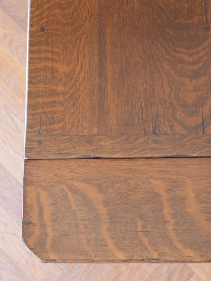 アンティークテーブルらしい木目