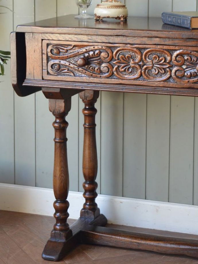 英国アンティーク家具らしい彫