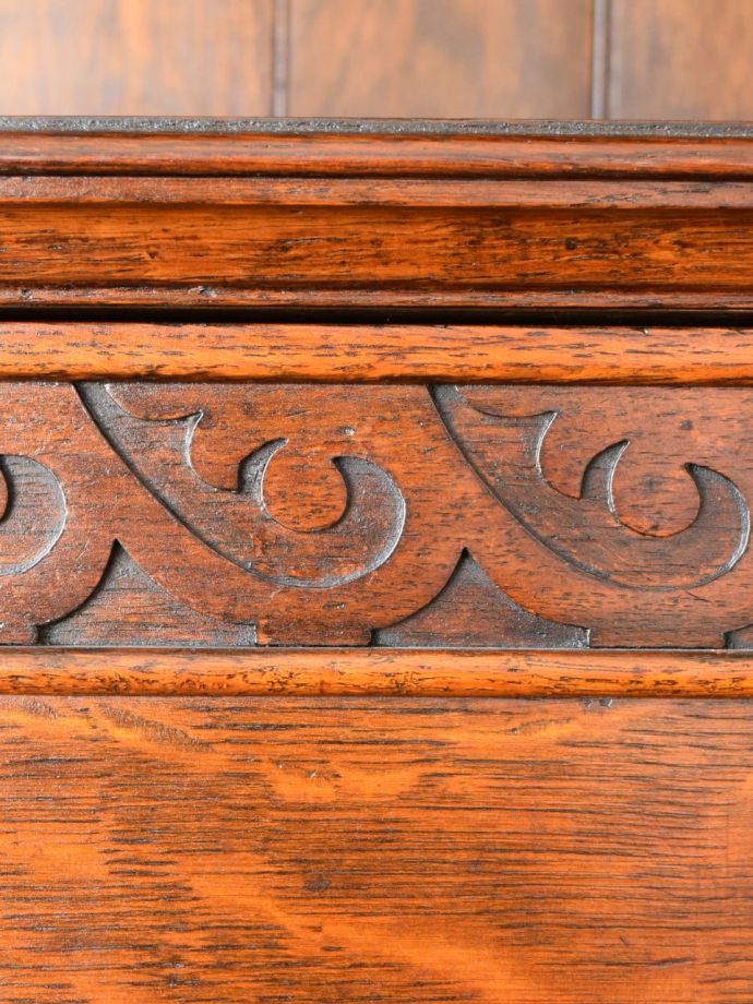 英国アンティーク家具らしい装飾