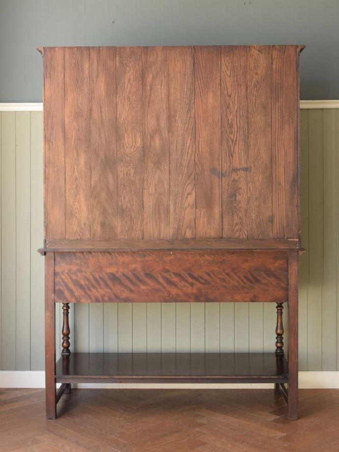 キャビネットの後ろ姿