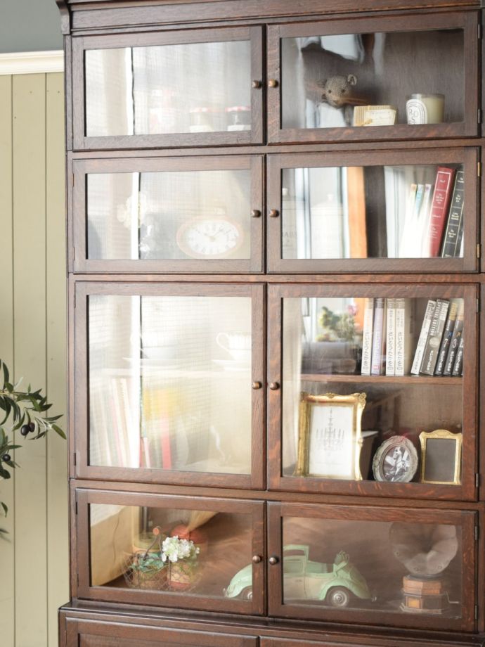 アンティーク家具らしさが漂う本棚