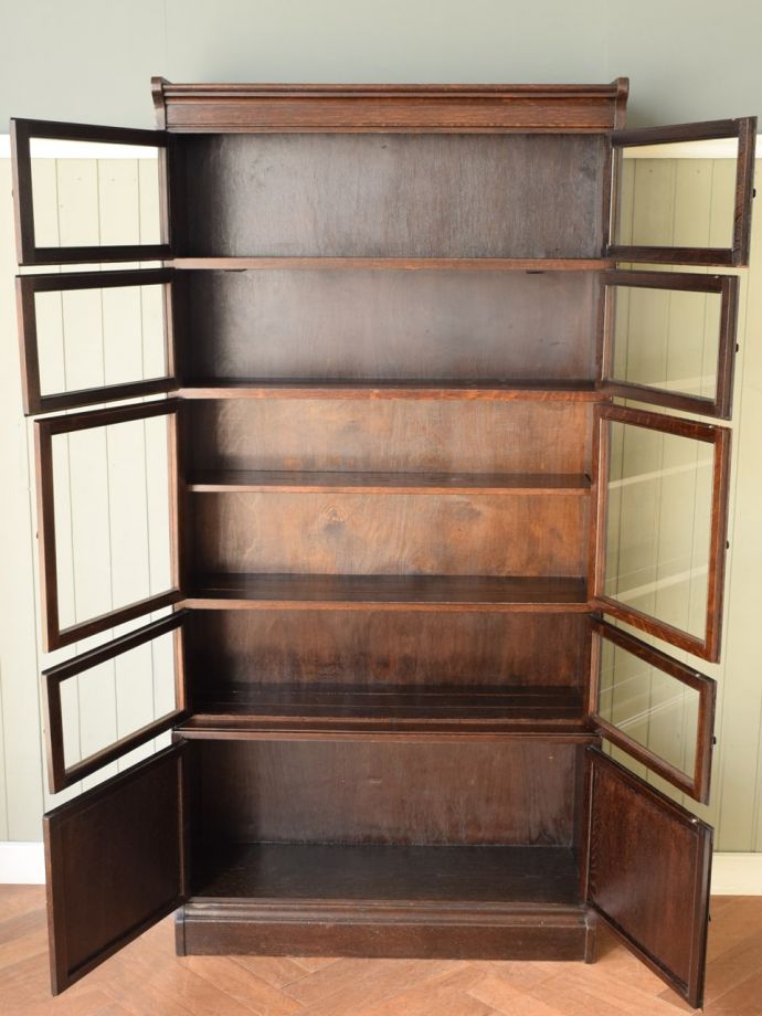 アンティーク本棚の扉の中