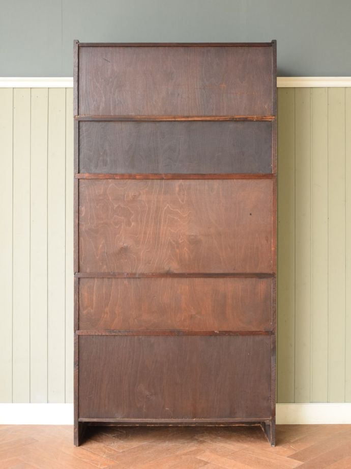 キャビネットの後ろ姿