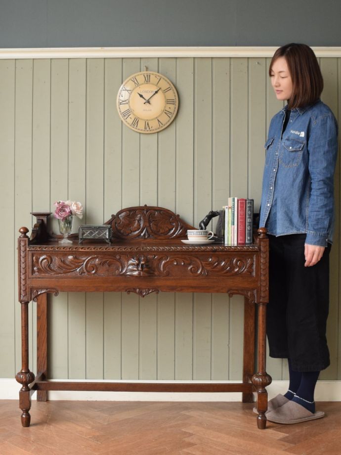 アンティークのコンソールテーブル