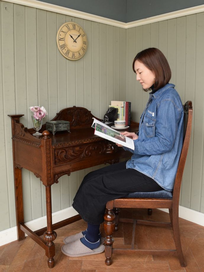 いろんな用途で使えるアンティークのテーブル