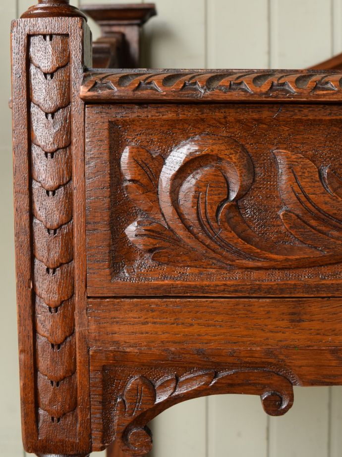 英国アンティーク家具らしい彫