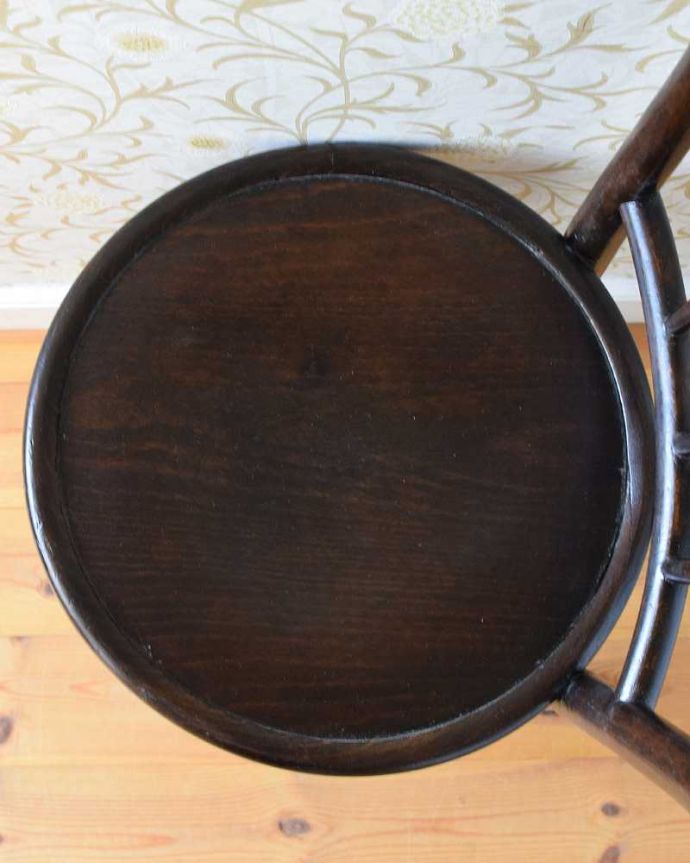 ベントウッドチェア アンティーク チェア 伝統的なアンティークの英国椅子、ベントウッドチェア(バンブー)。座面にも個性があります背もたれだけじゃなく座面にも注目!丸くて可愛い座面がベントウッドの特長です。(q-243-c)