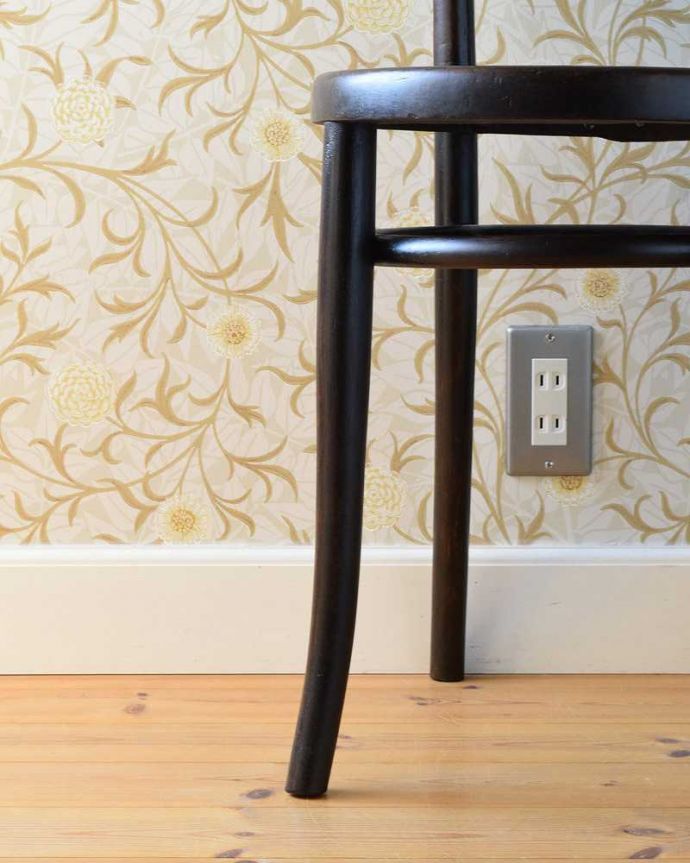 ベントウッドチェア アンティーク チェア 伝統的なアンティークの英国椅子、ベントウッドチェア(バンブー)。移動もラクラクHandleのアンティークチェアの脚の裏には、フェルトキーパーをお付けしていますので、床を滑らせてお使い頂けます。(q-243-c)