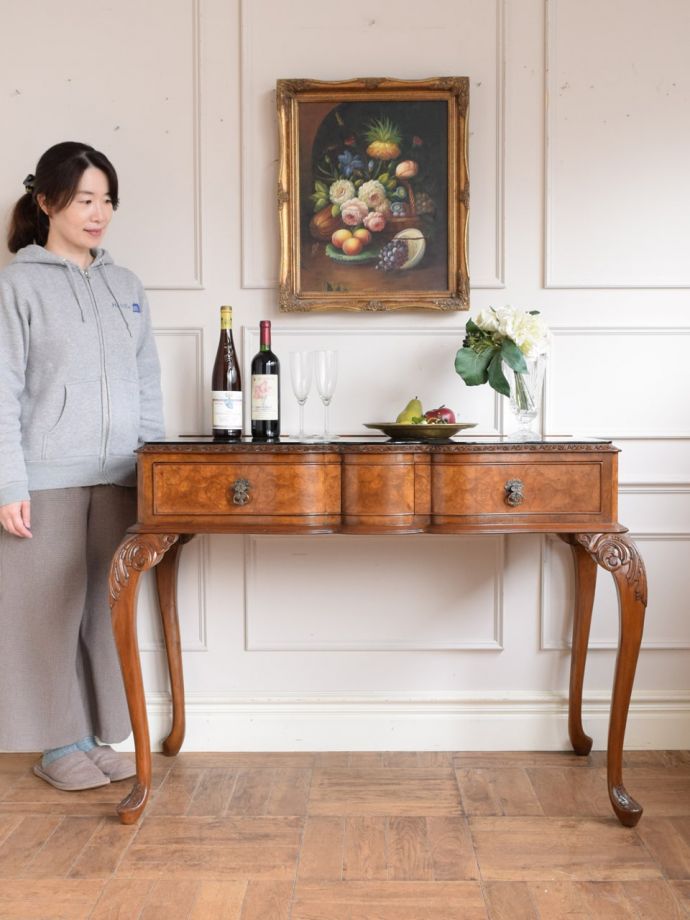 英国アンティークのコンソールテーブル