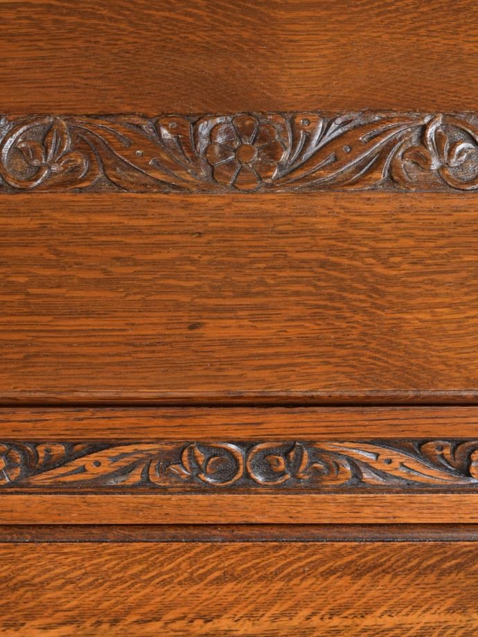 英国アンティーク家具らしい装飾