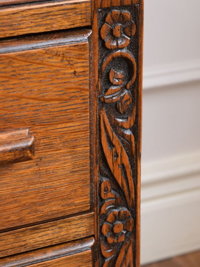 ビューローの華やかな装飾