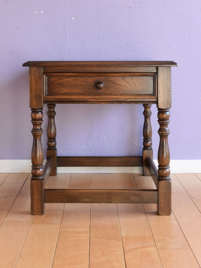 コーヒーテーブルの側面