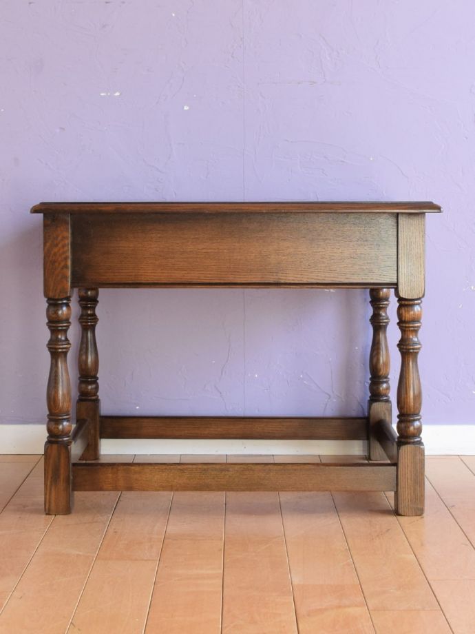 コーヒーテーブルの後ろ姿