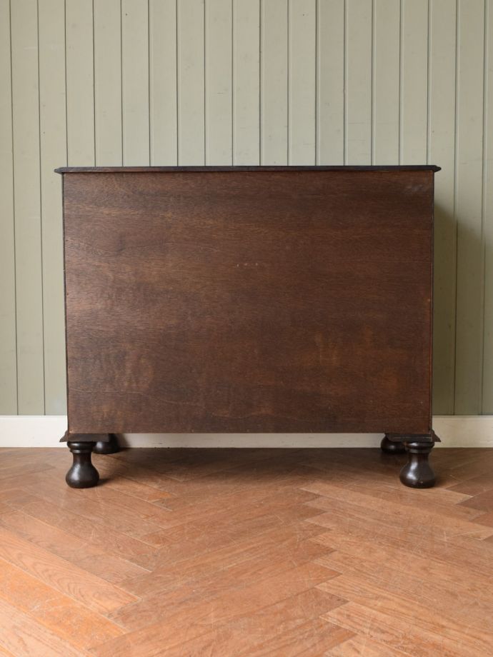 チェストの後ろ姿