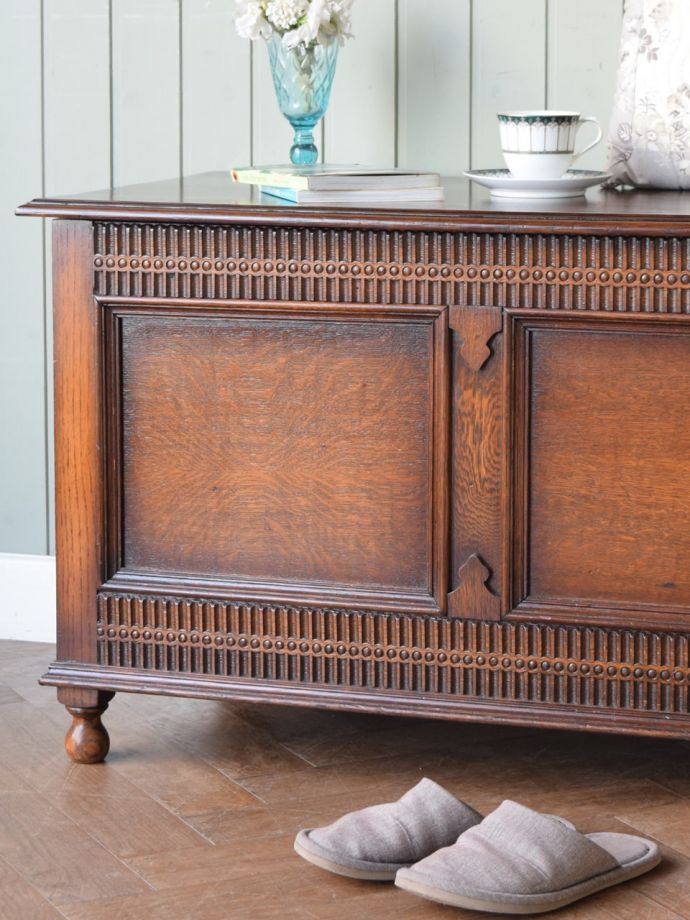 アンティーク家具らしさが漂うブランケットボックス