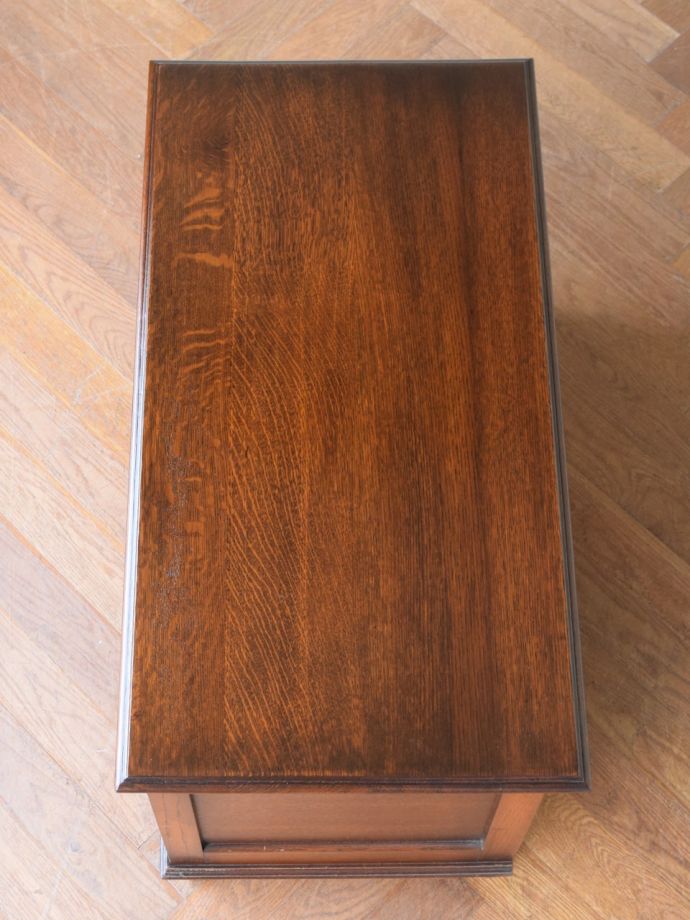 アンティークのブランケットボックスの天板