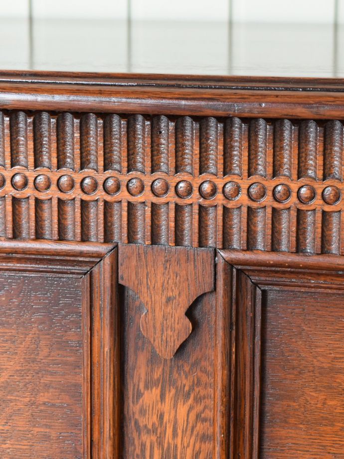 英国アンティーク家具らしい装飾