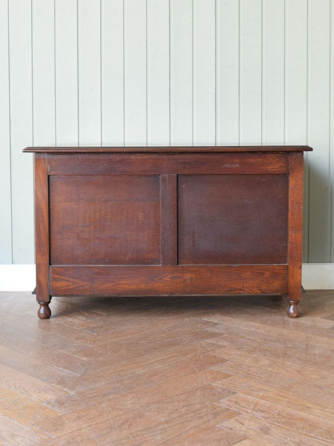 ブランケットボックスの後ろ姿