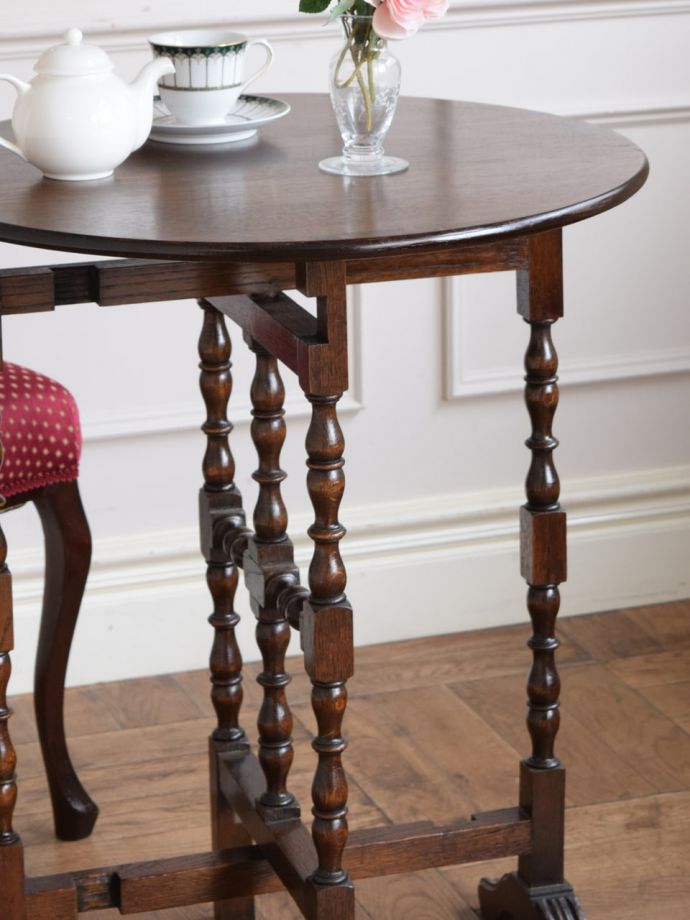 おしゃれなアンティークのテーブル