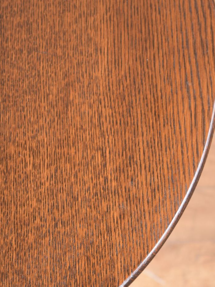 アンティークテーブルらしい木目