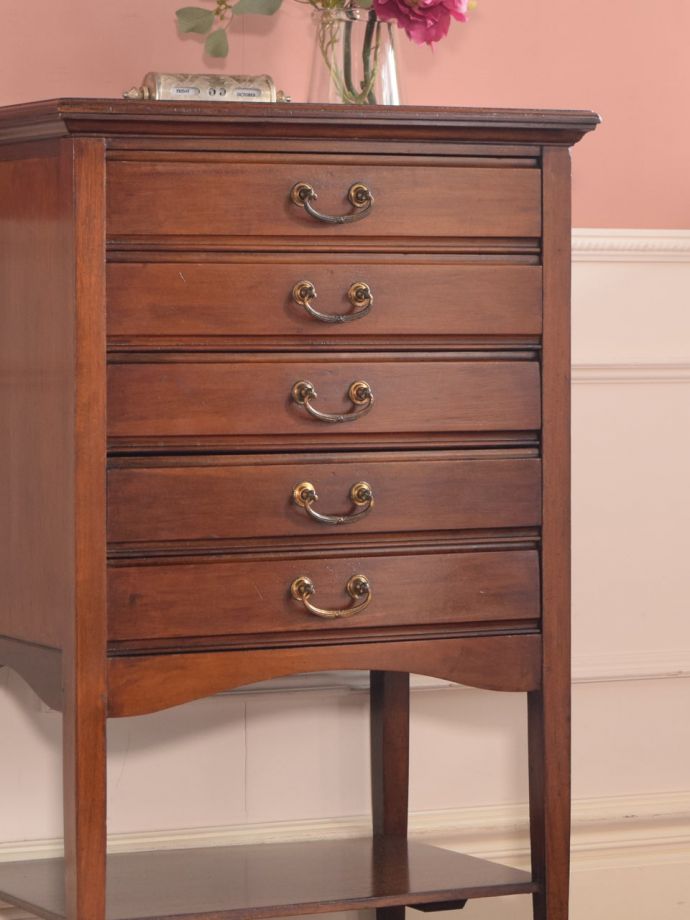 アンティーク家具らしさが漂うチェスト