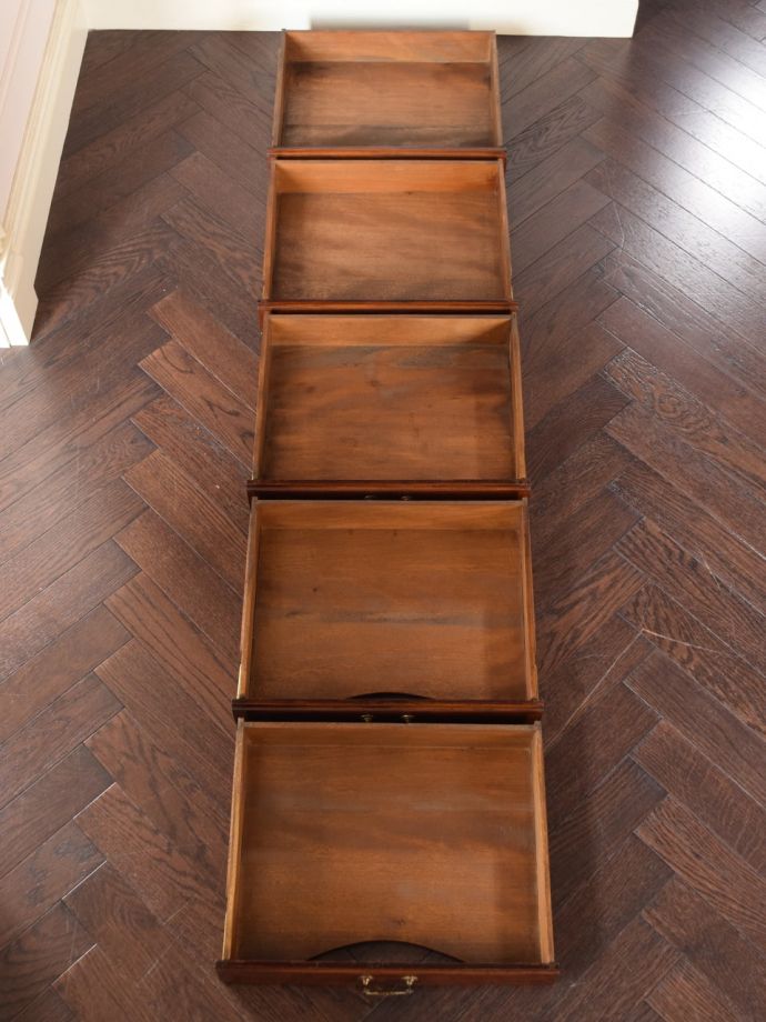 チェストの引き出しの中