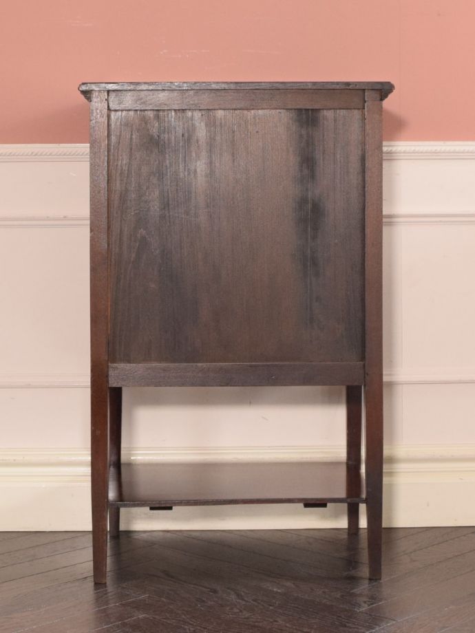 チェストの後ろ姿