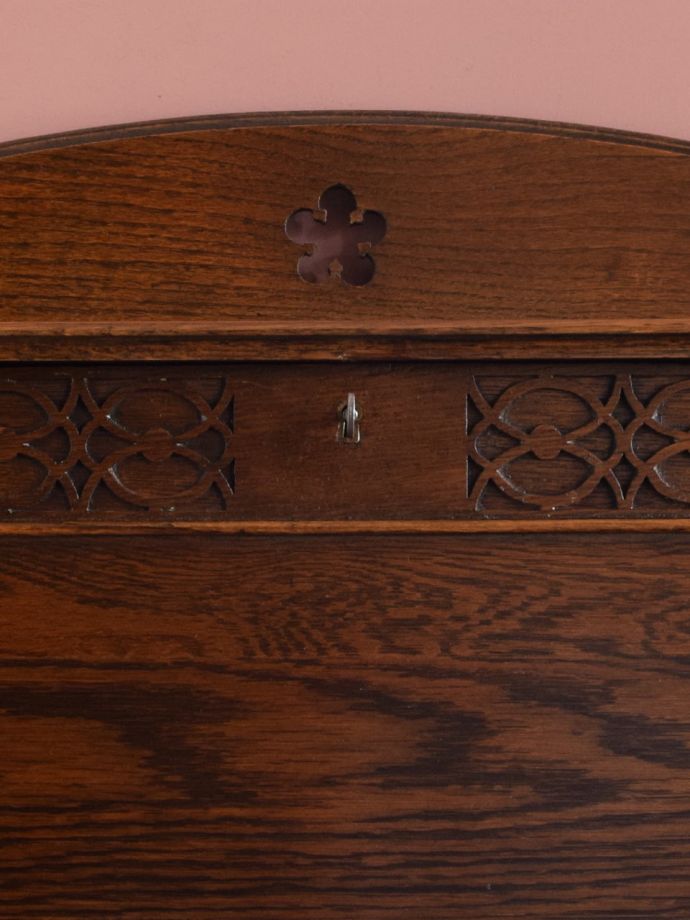 英国アンティーク家具らしい彫