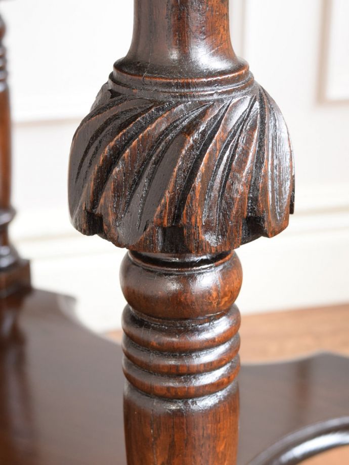 英国アンティーク家具らしい装飾