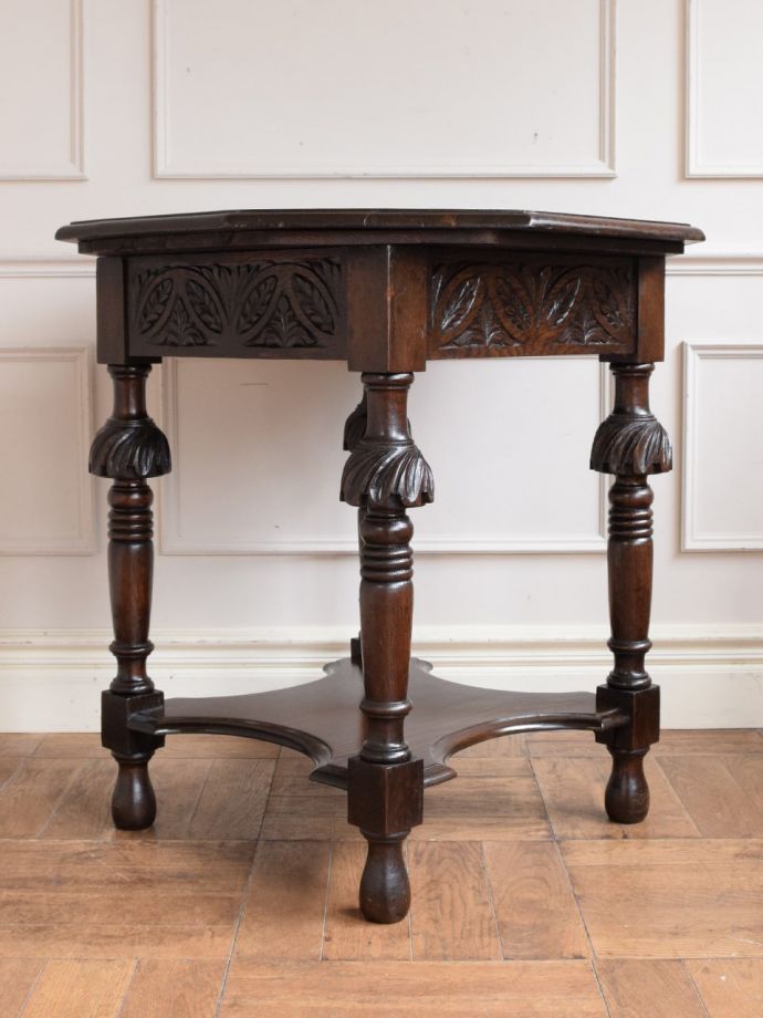 オケージョナルテーブルの後ろ姿