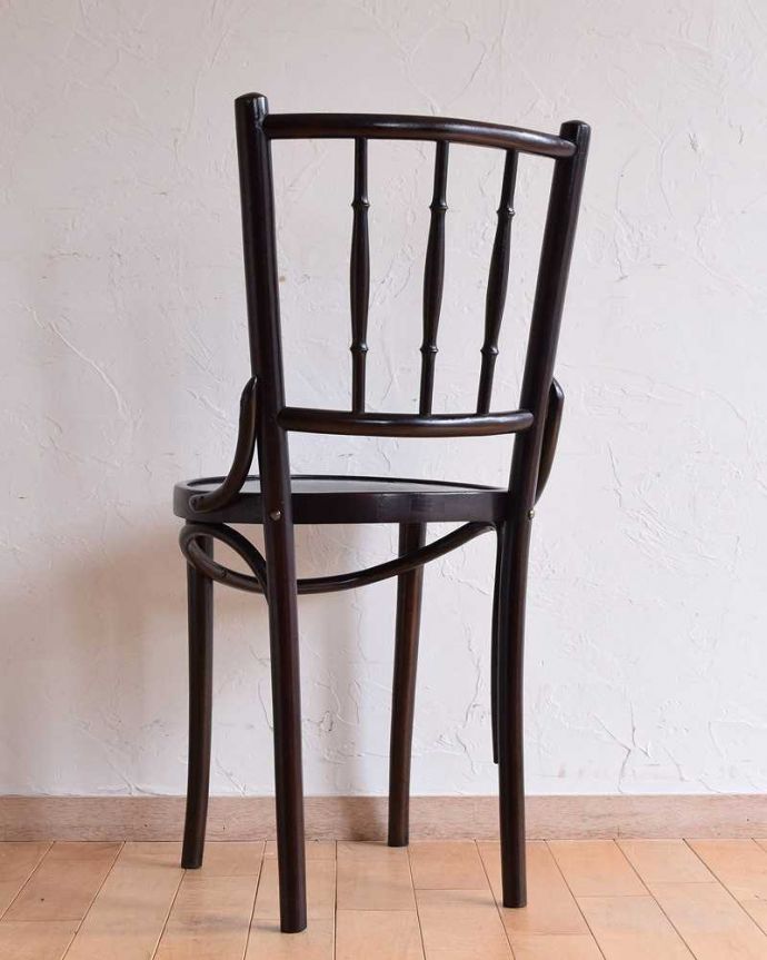 おしゃれな椅子、ベントウッドチェアの後ろ姿