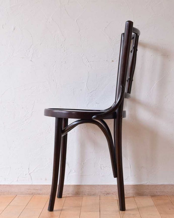 ベントウッドチェアの側面