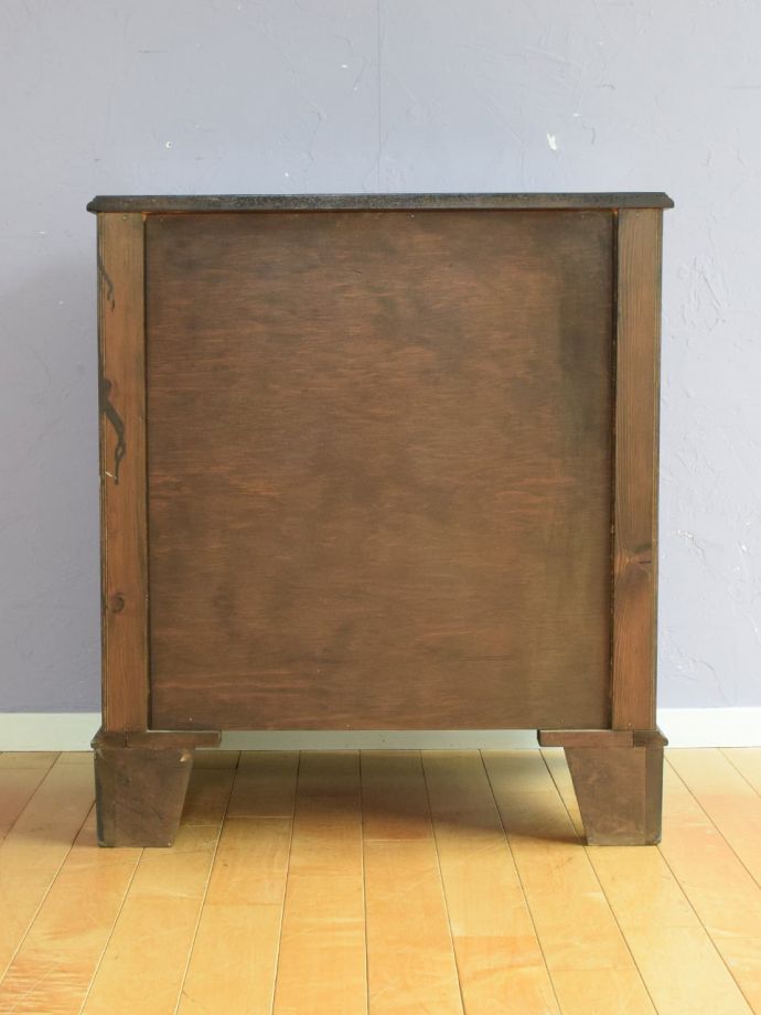 チェストの後ろ姿