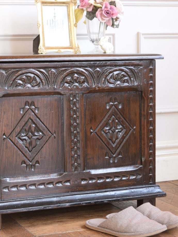 アンティーク家具らしさが漂う装飾