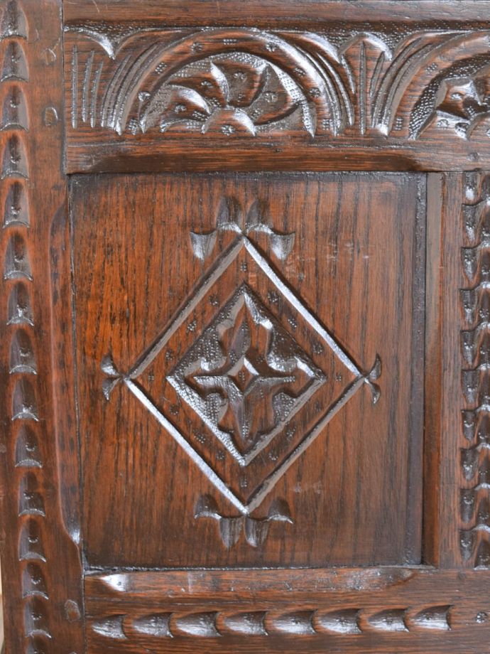 英国アンティーク家具らしい彫