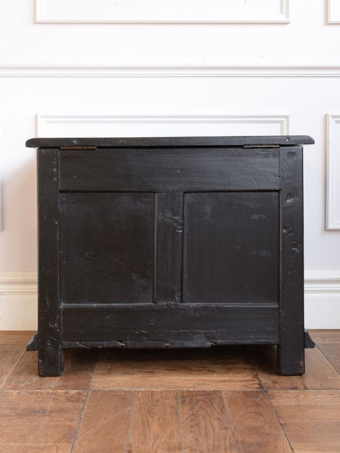 ブランケットボックスの後ろ姿