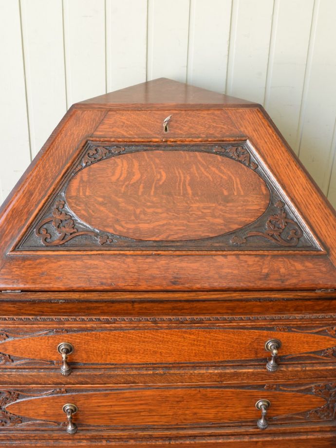 英国アンティーク家具らしい装飾