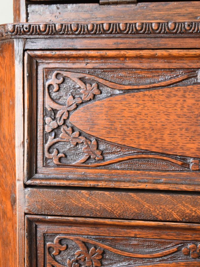 ビューローの華やかな装飾