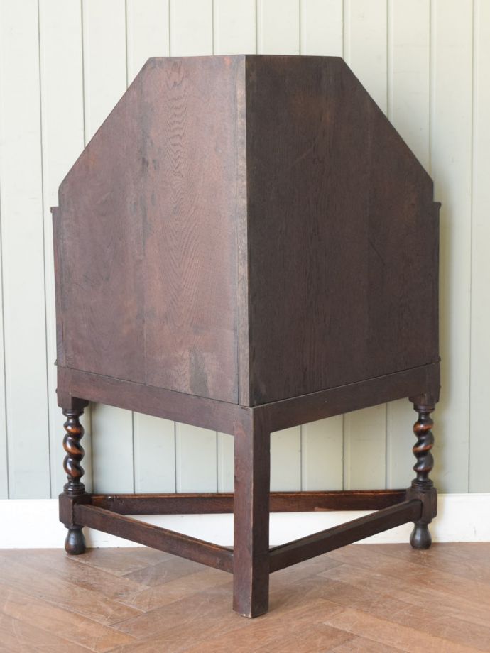 ビューローの後ろ姿