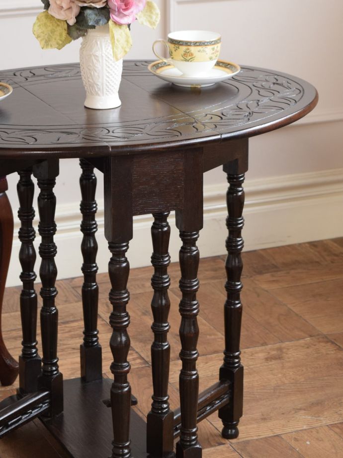 伸長式のおしゃれなアンティークテーブル