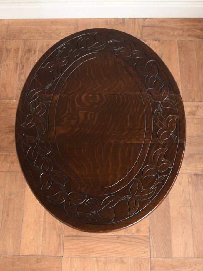 天板を広げた折り畳みテーブル